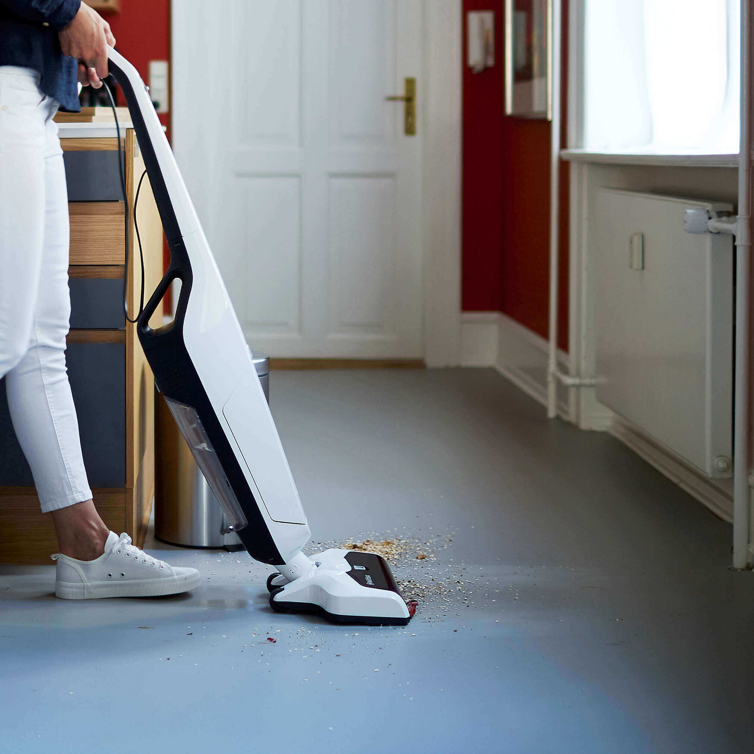 Cleaning floor with the Combi Washer floor cleaner