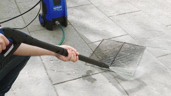 Cleaning grill with high pressure washer