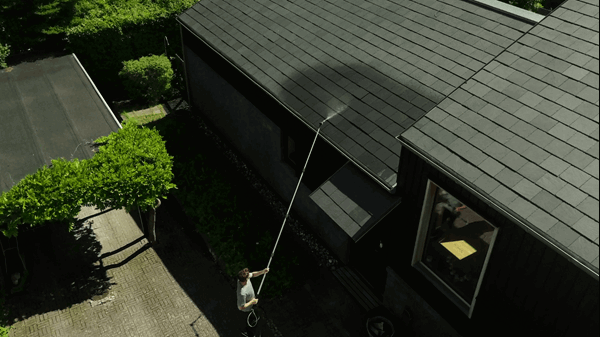 Cleaning roof with high pressure washer and roof cleaner accessory
