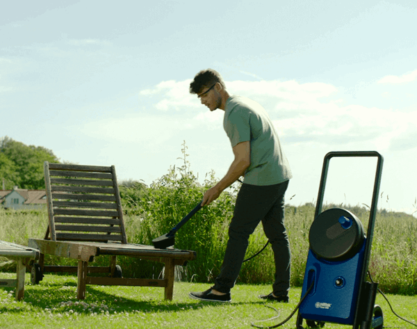 Cleaning wooden furniture with high pressure washer and the short brush accessory